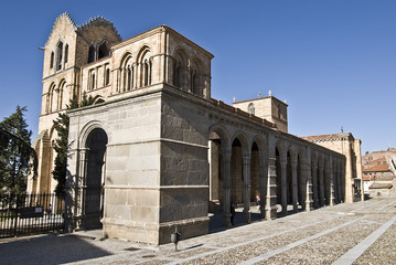 Fototapeta na wymiar Iglesia románica de San Vicente en Avila.
