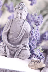 Buddha bei Zen Meditation,  Massage Steine, Lavendel