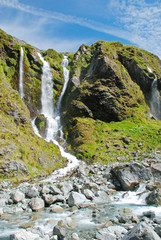 Fototapeta na wymiar Waterfall in Arthurs Pass, New Zealand