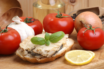 geräucherter Hering auf einer Scheibe Brot