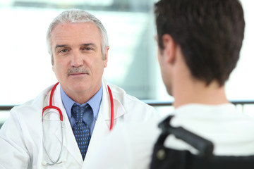 Médecin et jeune infirme