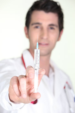 Portrait d'un infirmier avec une seringue