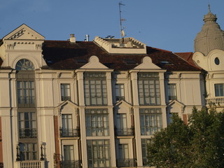Fototapeta na wymiar Odrestaurowany XIX-wieczny budynek w Valladolid