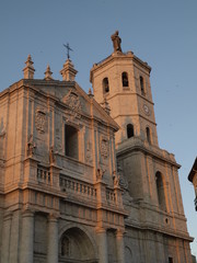 Fototapeta na wymiar Catedral de Valladolid al atardecer