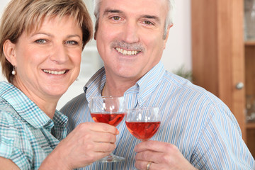 couple de seniors avec verre de rosé