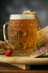 Birra chiara con fette di salame