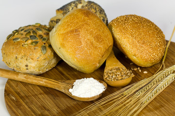 Verschiedene Brötchen,Mehl,Weizenkorn