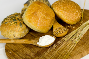 Verschiedene Brötchen,Mehl,Weizenkorn,Ähren