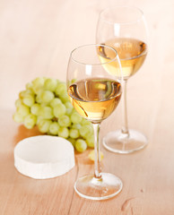 Still-life with bunch of grapes and white wine