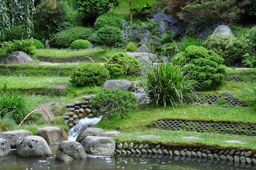Ruisseau artificiel dans un jardin japonais