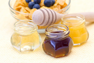 cornflakes with blueberries and honey