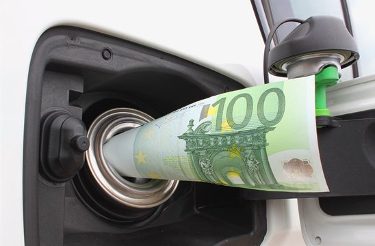 Euroschein in Tank