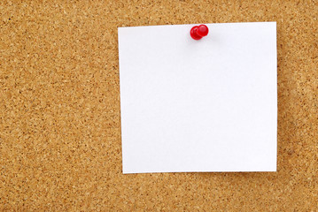 closeup of note paper on cork board - obrazy, fototapety, plakaty