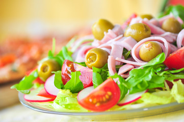 Grüner Salat mit Schinken und Oliven