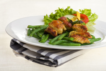 gegrillte Hähnchenspieße mit Salat