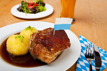 Bayerischer Schweinebraten mit Kartoffelknödel
