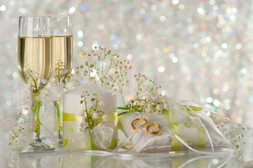 Two glasses filled with champagne with flowers