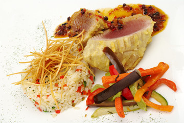 Raw tuna, pepper gravy, rice, vegetables (Selective Focus)