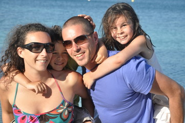 Fototapeta premium famille heureuse - vacances d'été sur la plage