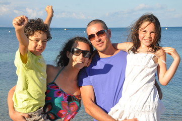 famille heureuse à la plage