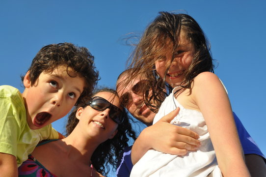 famille heureuse fond ciel bleu