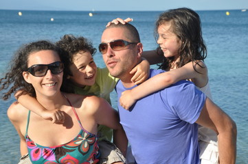 famille heureuse en vacances sur la plage