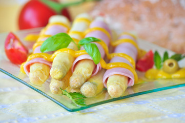 Spargel-Schinken-Röllchen