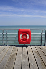 bou&eacute;e de sauvetage sur le pont