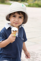 bambino che mangia gelato