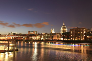 Fototapeta na wymiar London noc miasta i rzeki Tamizy