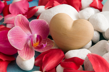 Herz, Kieselsteine, Rosenblätter und Orchidee