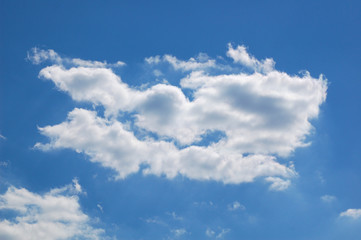 Wolken vor blauem Himmel