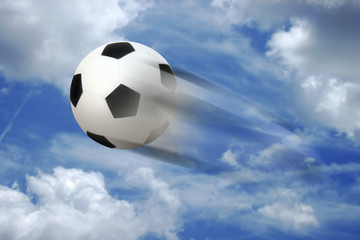 Fototapeta na wymiar Obraz soccerball na błękitnym niebie