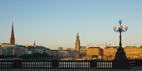Hamburger Rathaus von der Bruecke
