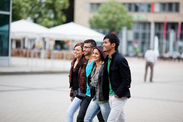 freunde gehen durch die stadt