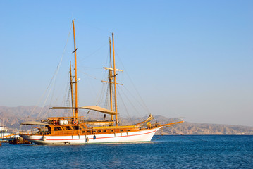 Fototapeta na wymiar Drewniany jacht