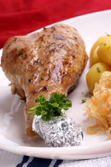 Putenkeule mit Salzkartoffeln und Sauerkraut