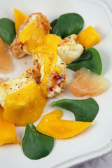 Langoustes, mangue, pomelos et feuilles de pourpier