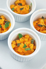 Mise en bouche : mangue, menthe, vinaigre de riz et poivre