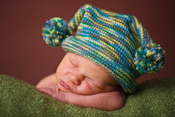 Newborn und grüne Decke