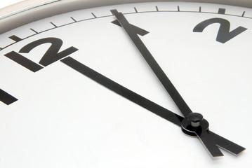 5 nach 12 auf analoger Uhr