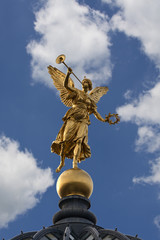 Fototapeta na wymiar Anioł Statua mojej Fanfare (Dresden)