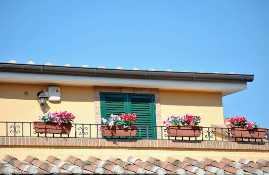 Casa con balcone e vasi di fiori