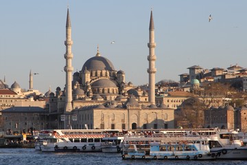 Fototapeta na wymiar Istanbuls New Mosque from the sea