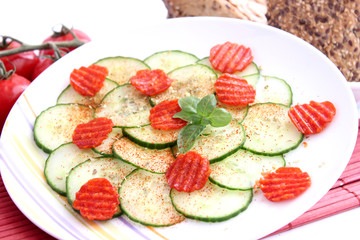 frischer Gurkensalat