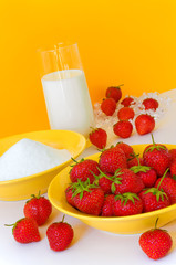 Erdbeeren mit Milch und Zucker