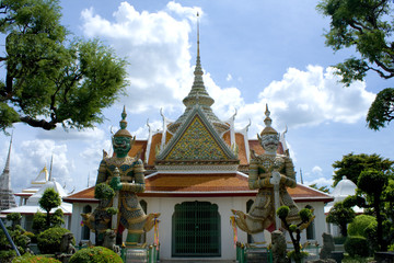 Fototapeta premium Giant statue in front of Temple
