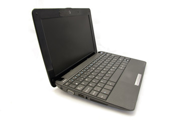 computador port&aacute;til em fundo branco