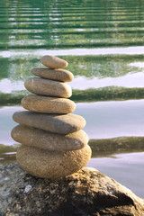 Steinturm mit wasser hintergrund