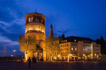 Fototapeta na wymiar Dusseldorf Stare Miasto w nocy